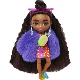 Barbie Extra Mini poupée n°1 14 cm avec robe et manteau socle et accessoires dont lunettes de soleil et sac banane jouet pour enfant HGP63 - B389KRADN
